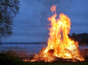 KYLIEN YHTEINEN JUHANNUSAATTO MELALAHDEN RANNASSA perjantaina 19.6.2026 klo 17.00-19.00. Ohjelmaa aikuisille ja lapsille: Musiikkia, lettukahvila, yhteislaulua ja tietenkin juhannuskokko. TERVETULOA!